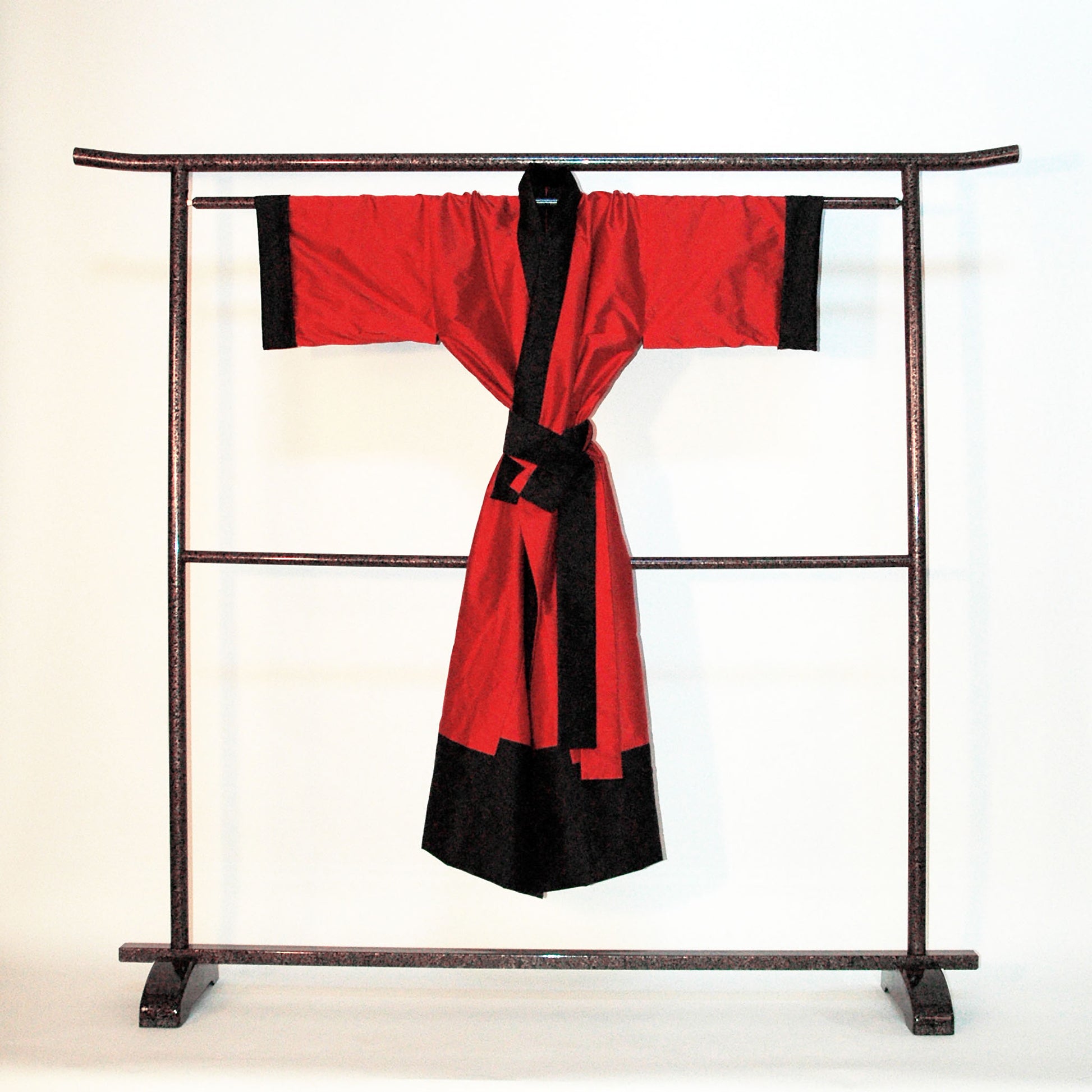 Seiden-Kimono zum Wenden aus Doupion-Seide, rot-schwarz von Design Gianni Sarto luxuriös, Design Gianni Sarto