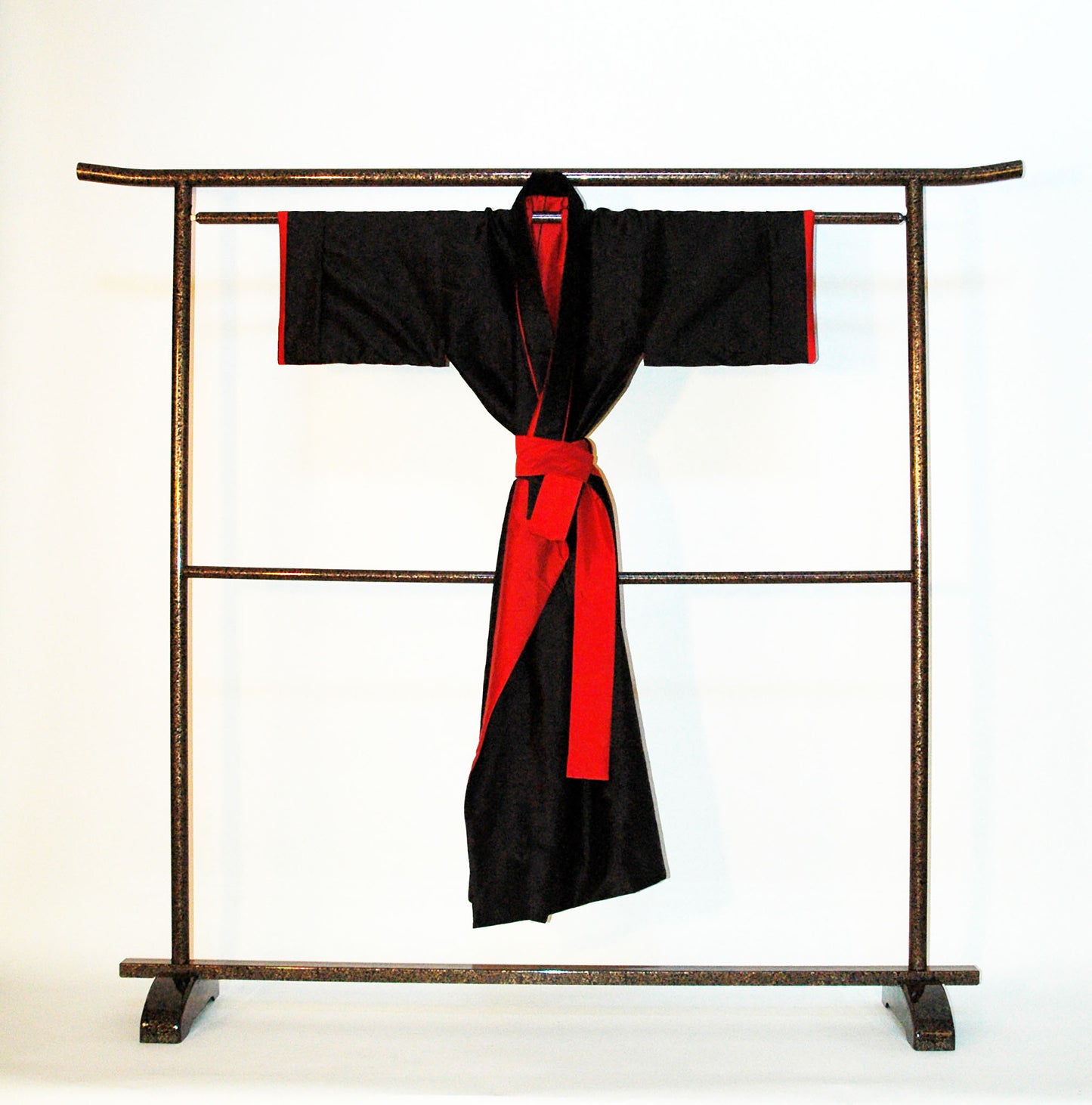Seiden-Kimono zum Wenden aus Doupion-Seide, schwarz-rot von Design Gianni Sarto luxuriös, Design Gianni Sarto