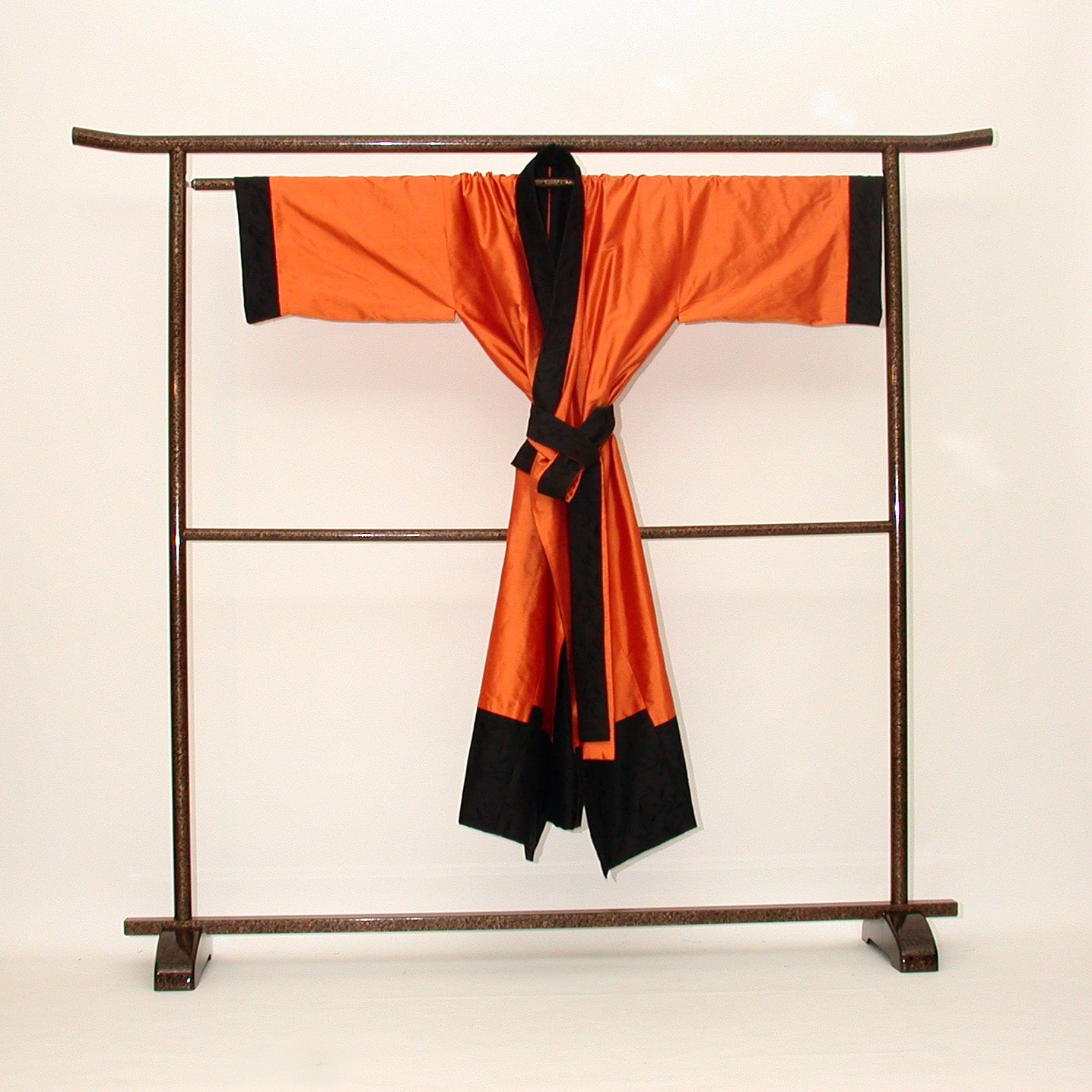 Wendekimono aus Doupion-Seide, orange-schwarz, luxuriös, Design Gianni Sarto
