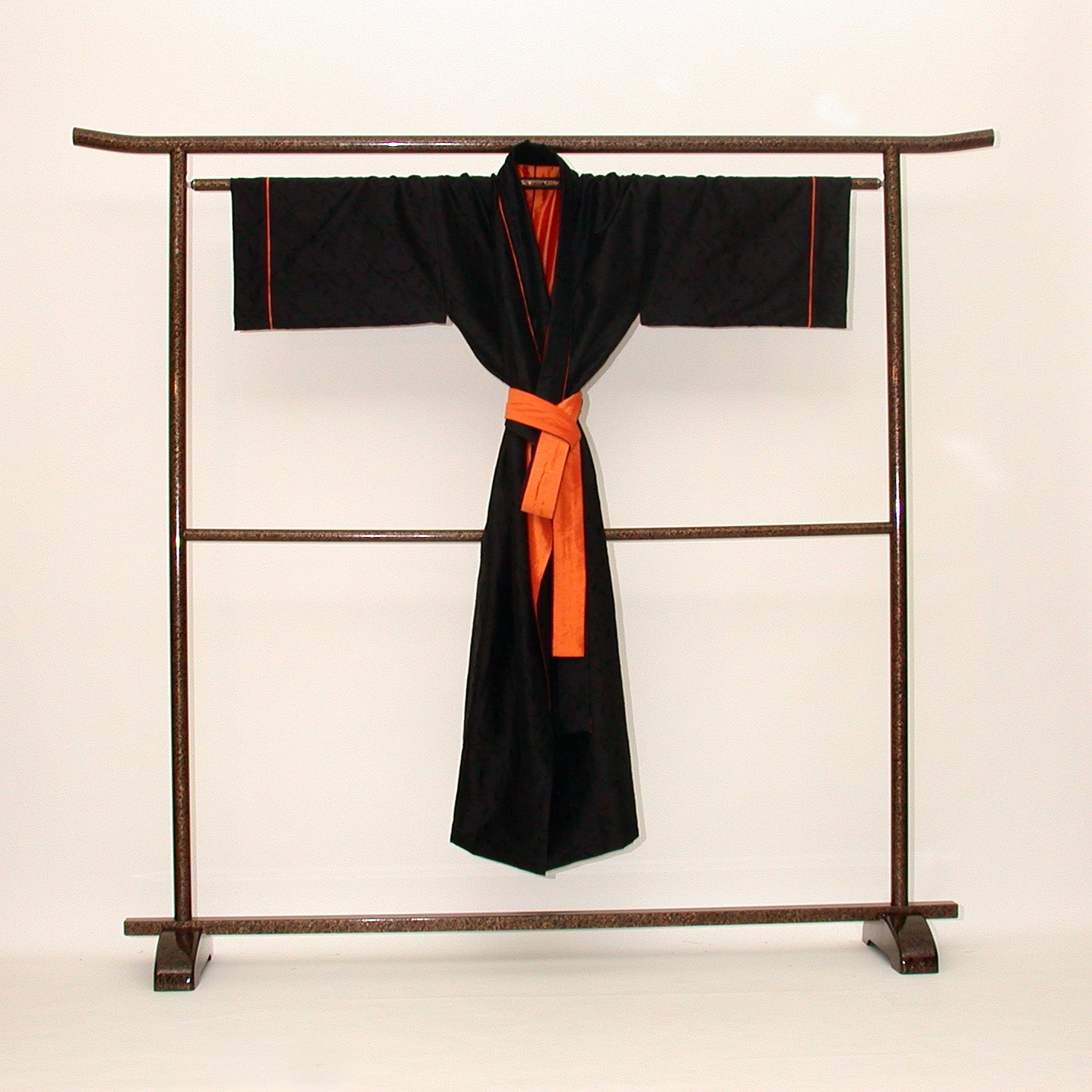 Wendekimono aus Doupion-Seide, schwarz-orange, luxuriös, Design Gianni Sarto