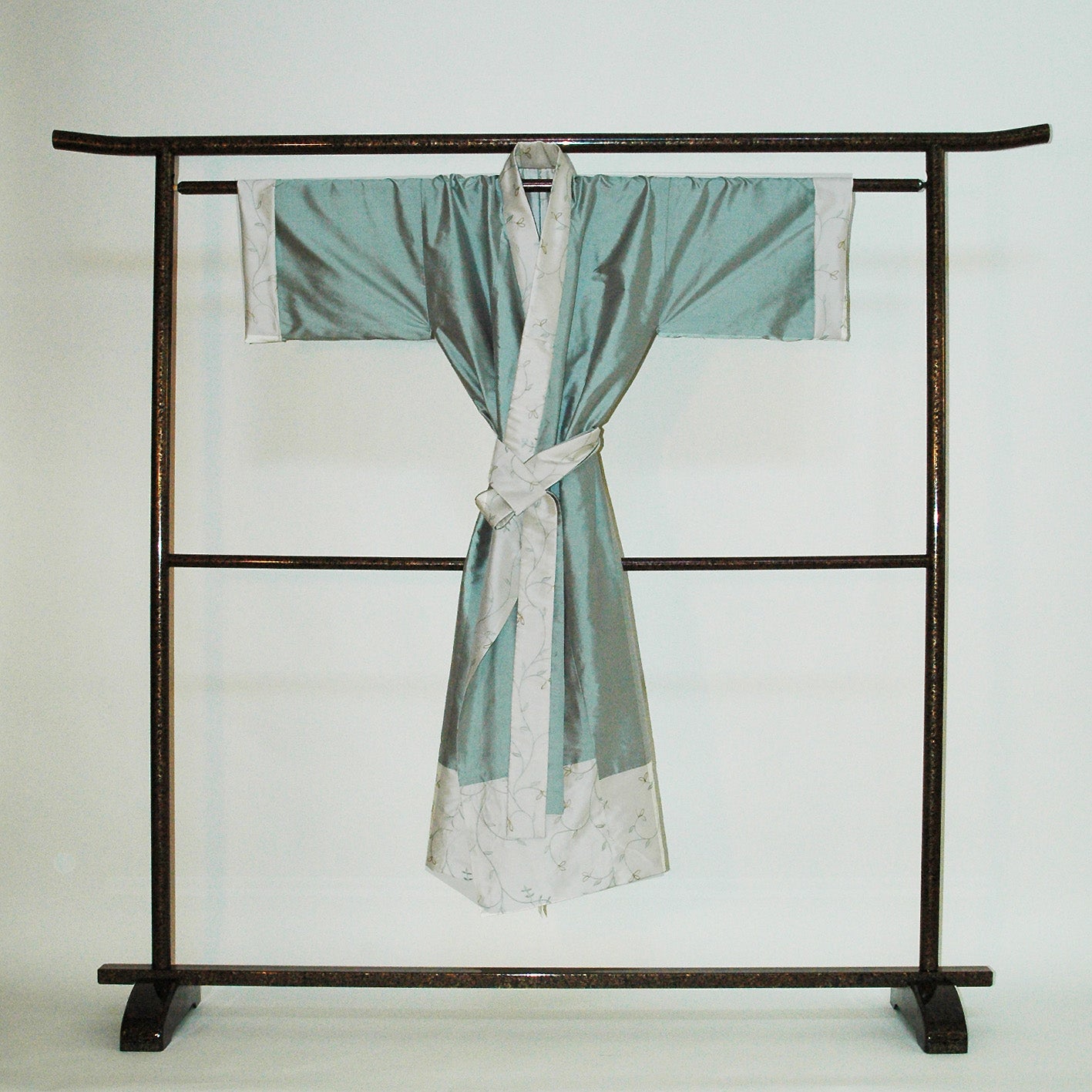 Luxus-Seidenkimono mit grüner Stickerei, beidseitig tragbar, handgefertigt in Düsseldorf. Design Gianni Sarto