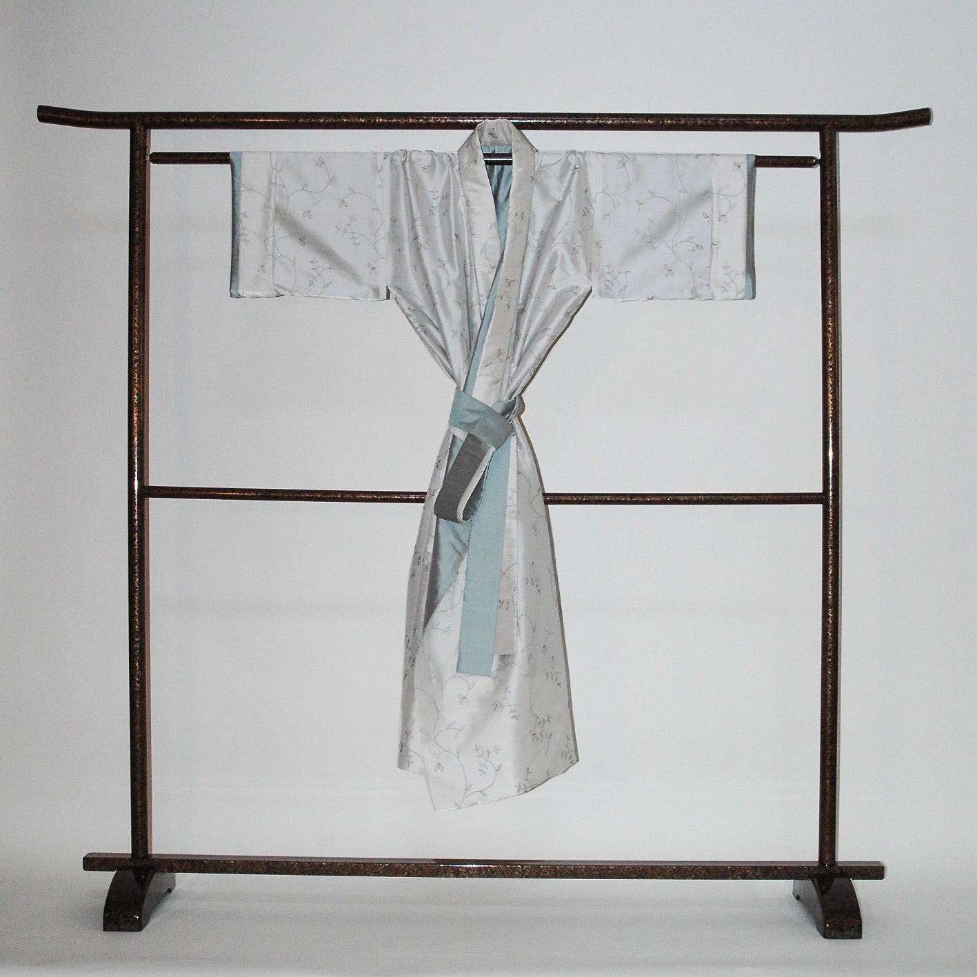 Luxus-Seidenkimono mit grüner Stickerei, beidseitig tragbar, handgefertigt in Düsseldorf. Design Gianni Sarto