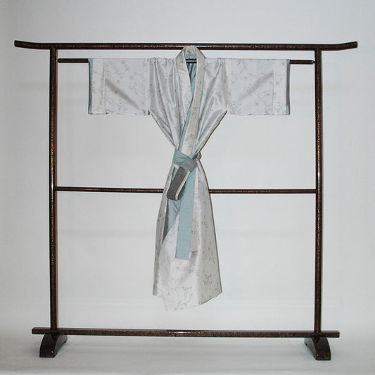 Luxus-Seidenkimono mit grüner Stickerei, beidseitig tragbar, handgefertigt in Düsseldorf. Design Gianni Sarto