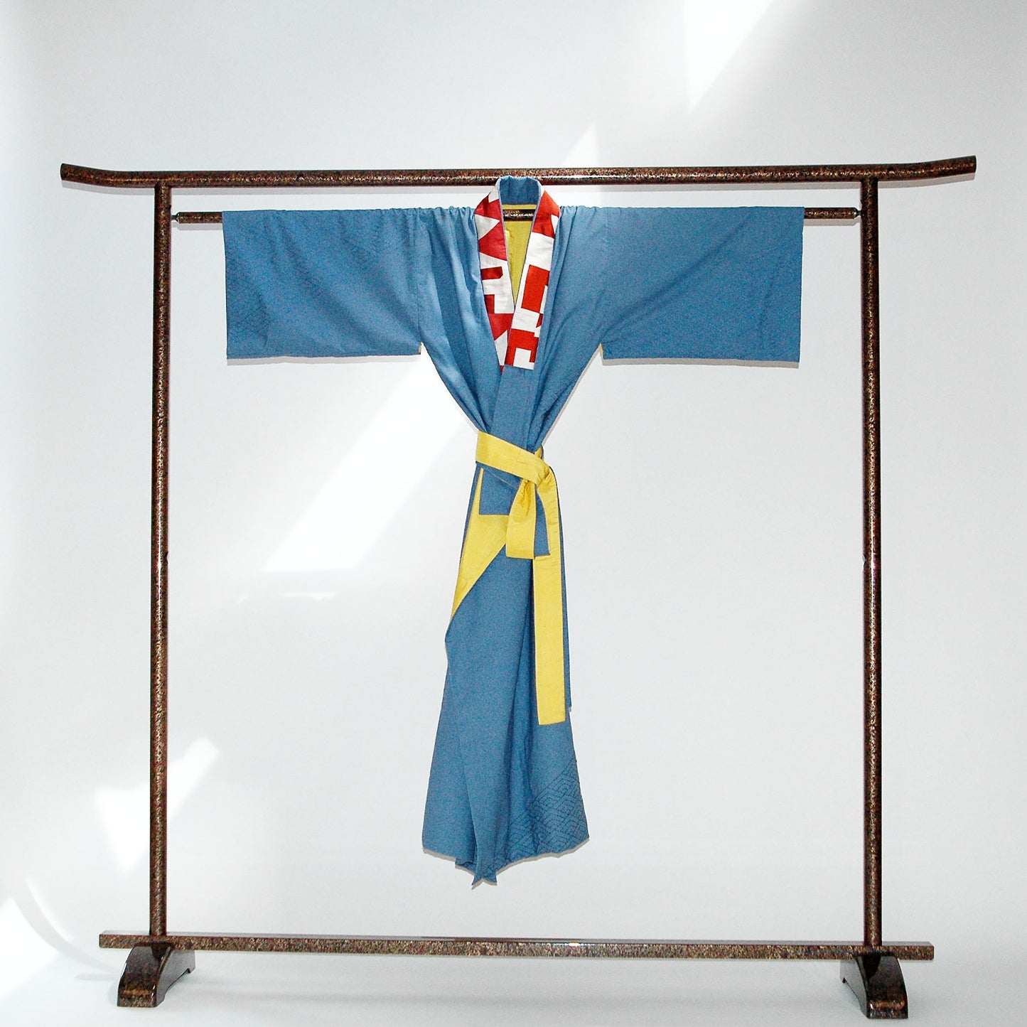 Kimono-Raritaet Sashiko. Fronatansicht mit dem Patchwork-Kragen und der erfrischenden, gelben Seide der zweiten Seite. Das diagolnale Band der Sashiko-Stickerei umwindet den ganzen Kimono von Design Gianni Sarto