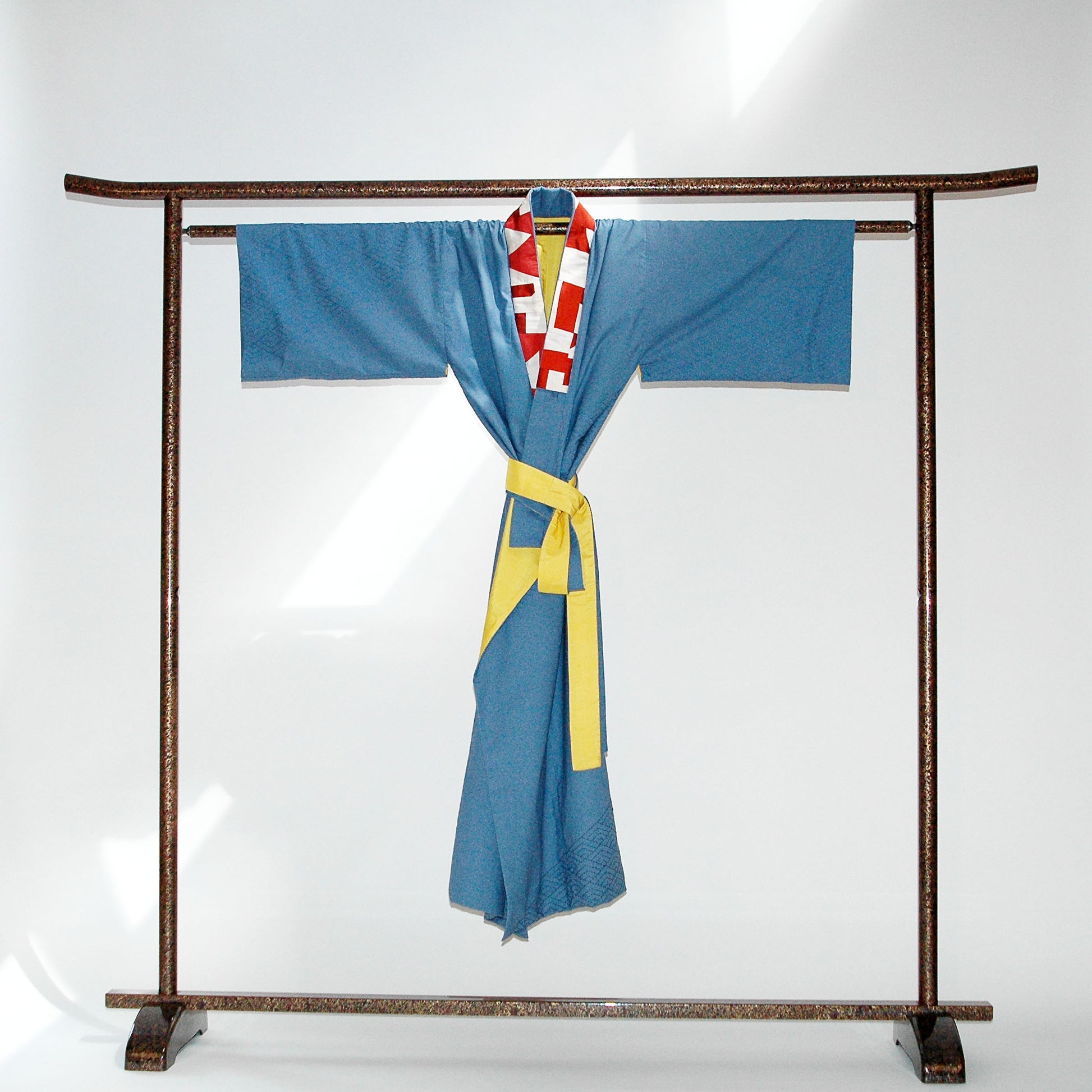 Kimono-Raritaet Sashiko. Fronatansicht mit dem Patchwork-Kragen und der erfrischenden, gelben Seide der zweiten Seite. Das diagolnale Band der Sashiko-Stickerei umwindet den ganzen Kimono von Design Gianni Sarto