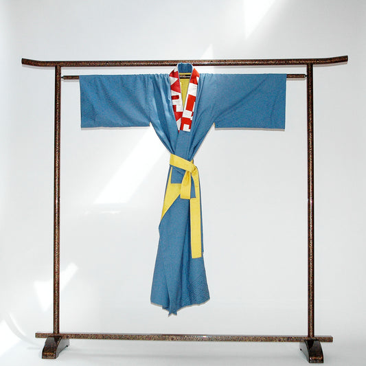 Kimono-Raritaet Sashiko. Fronatansicht mit dem Patchwork-Kragen und der erfrischenden, gelben Seide der zweiten Seite. Das diagolnale Band der Sashiko-Stickerei umwindet den ganzen Kimono von Design Gianni Sarto