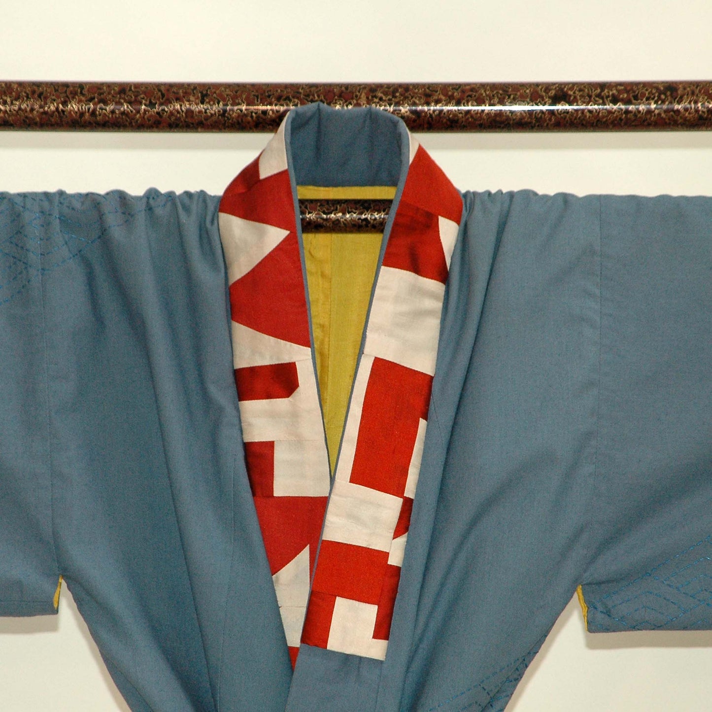 Kimono-Raritaet Sashiko. Detail des Kragens, eine von Hand Patchworkarbeit aus wunderbarer Seide in Rost und Creme auf diesem Kimono von Design Gianni Sarto