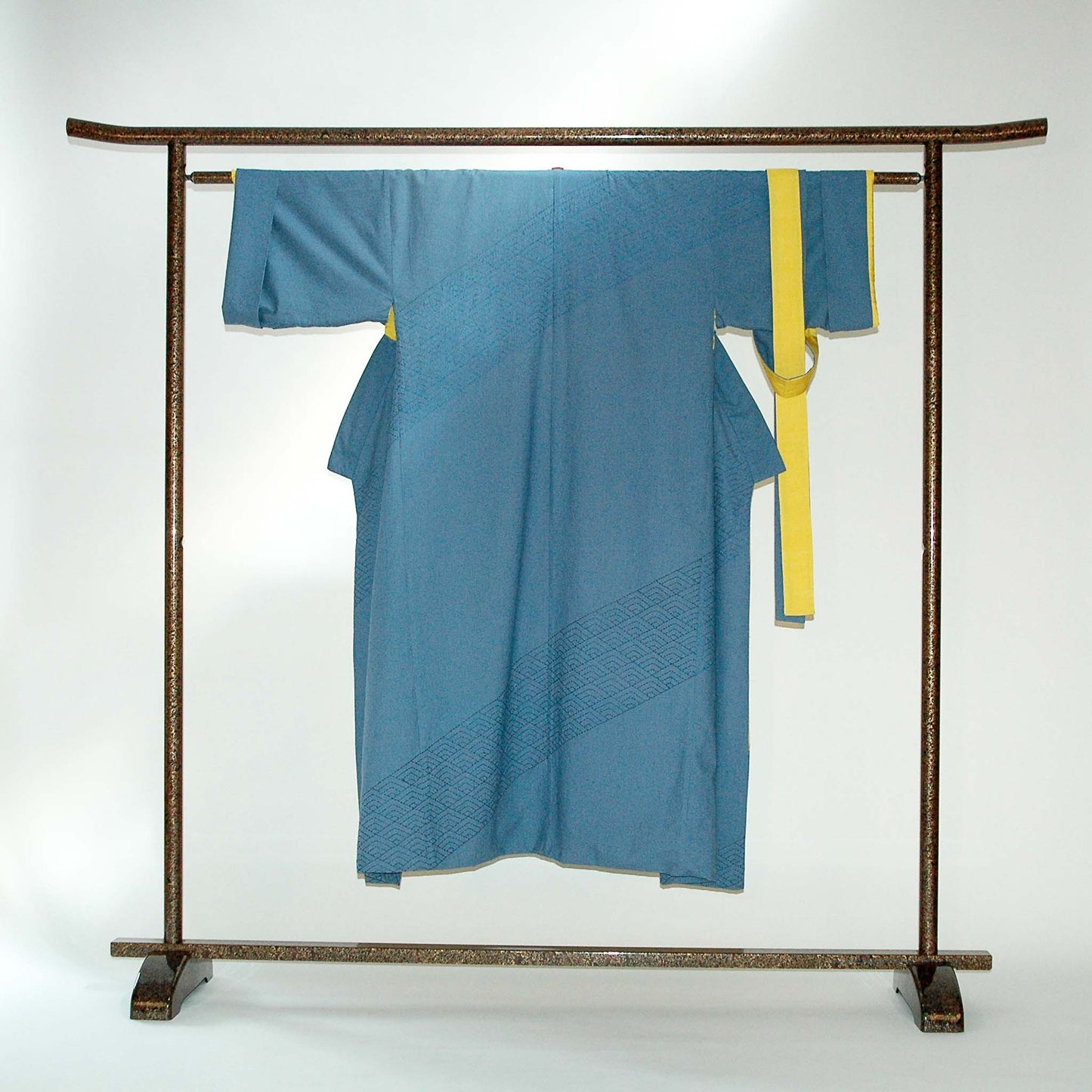 Kimono-Raritaet Sashiko. Das diagolnale Band der Sashiko-Stickerei umwindet den ganzen Kimono von Design Gianni Sarto