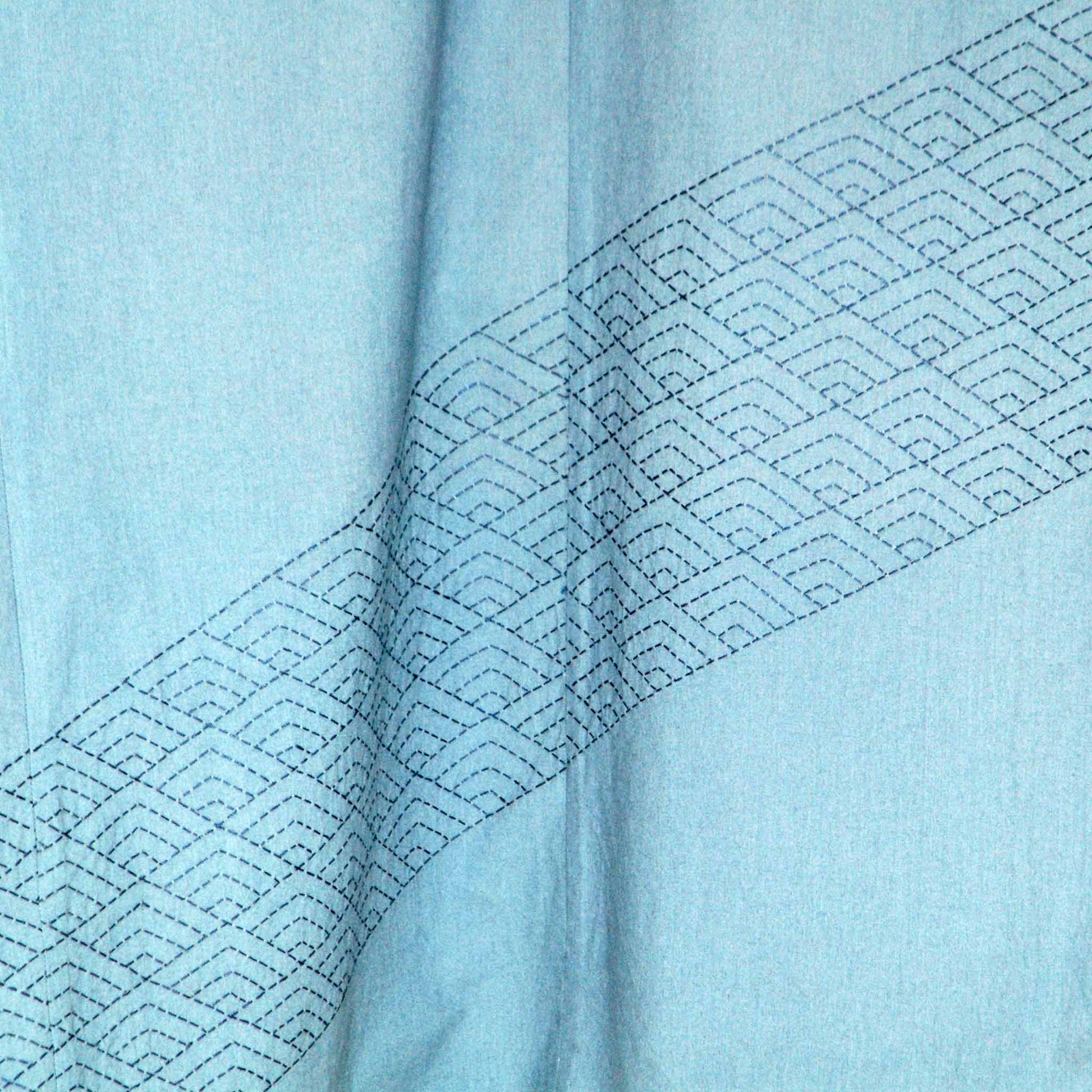 Sashiko-Stickerei auf graublauer Baumwolle. Feine Handarbeit in Knopflochseide ausgeführt. Eine Kimono-Raritaet von Design Gianni Sarto