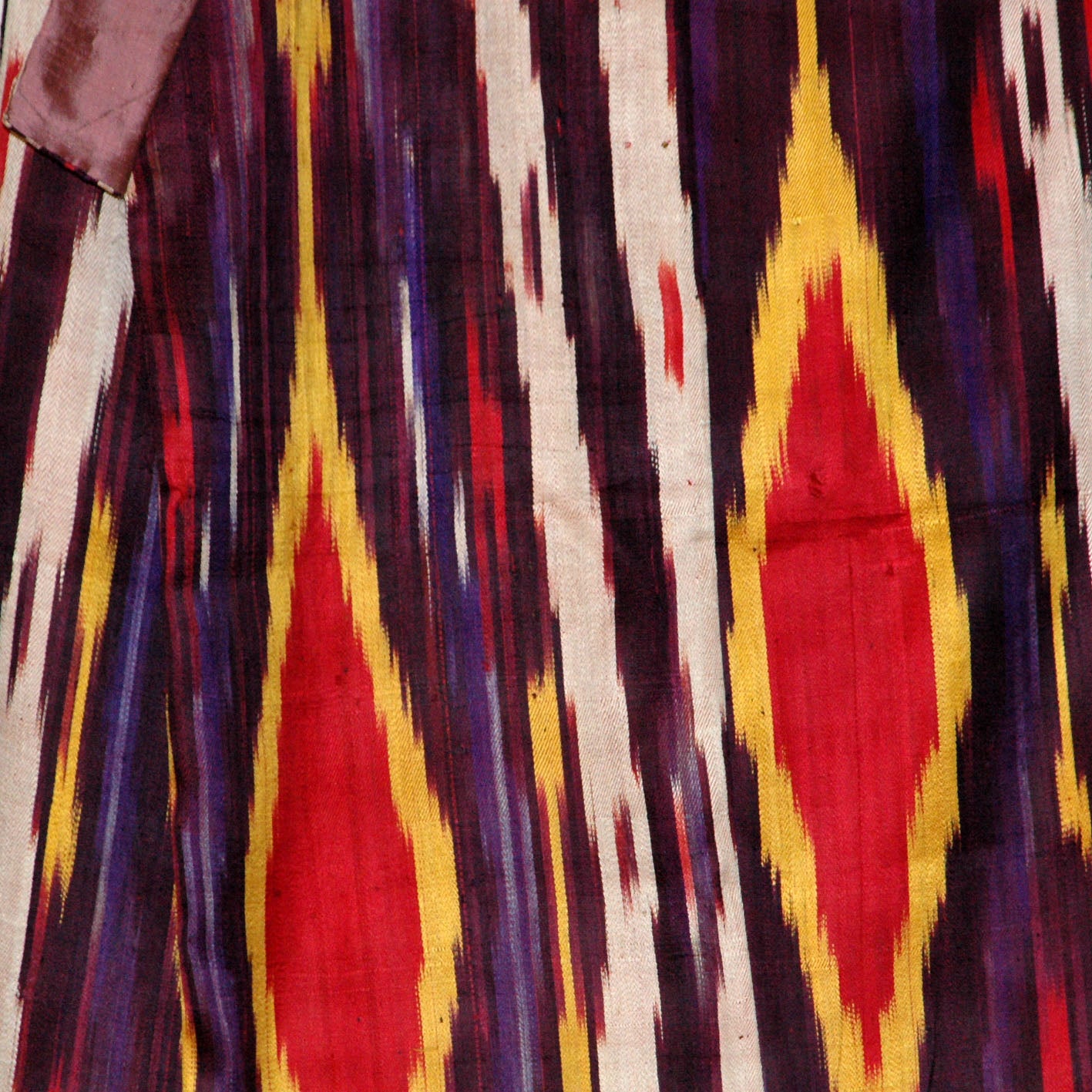 Kimono-Raritaet, handgewebte Ikatseide, Detail, leuchtende Farben des Orients