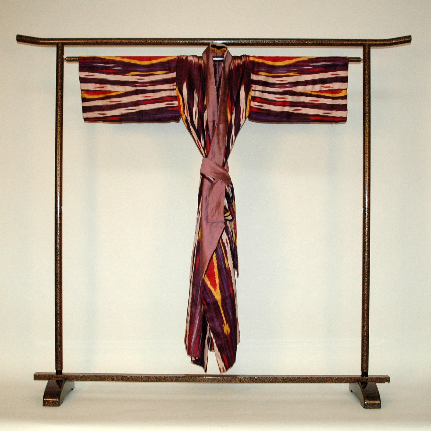 Kimono-Raritaet, handgewebte Ikatseide mit DoupionSeide. Design Gianni Sarto