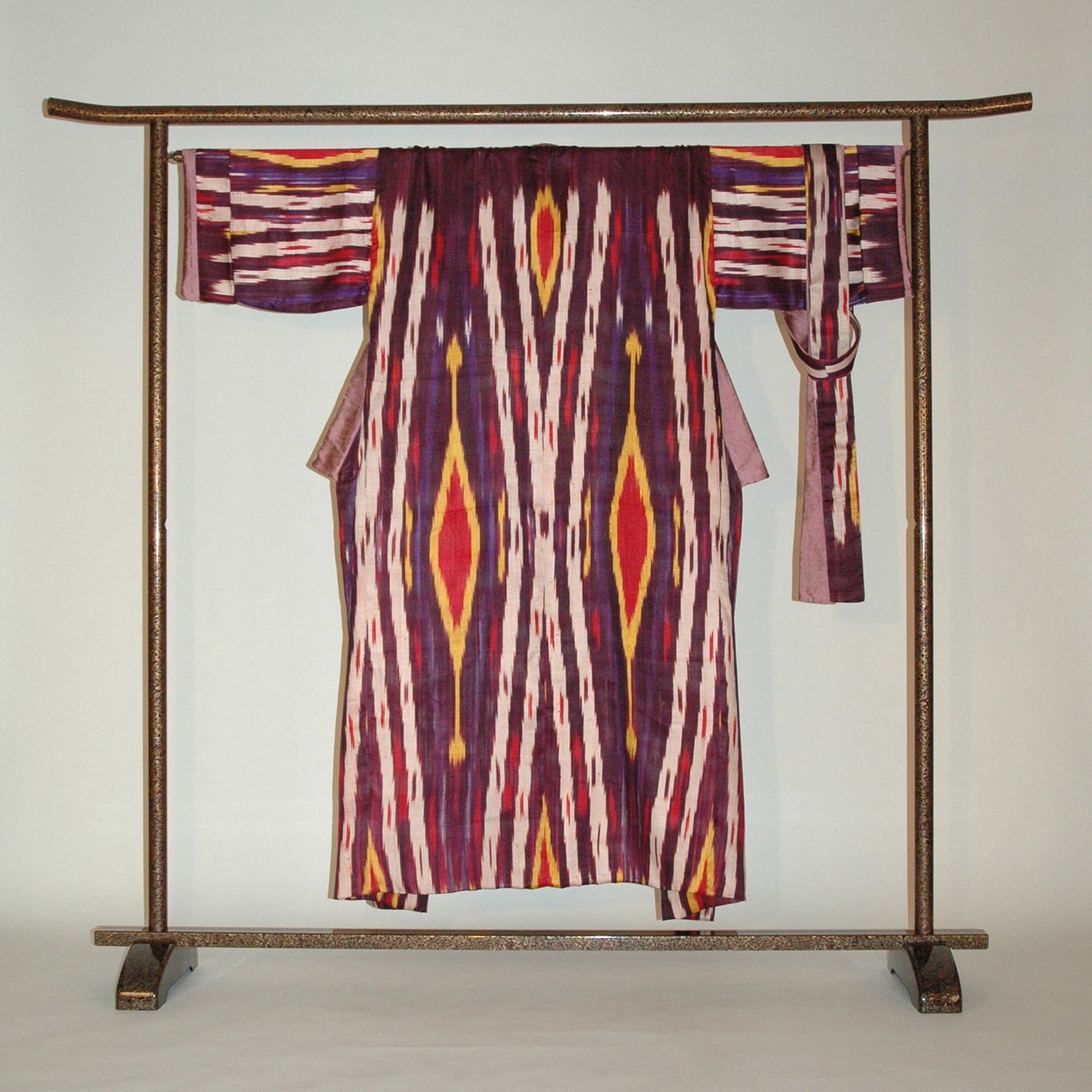 Kimono-Raritaet, handgewebte Ikatseide mit DoupionSeide. Design Gianni Sarto