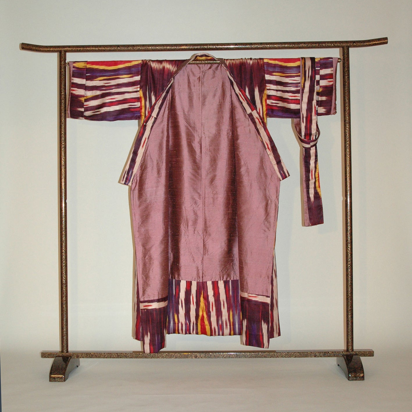 Kimono-Raritaet, handgewebte Ikatseide mit DoupionSeide. Design Gianni Sarto