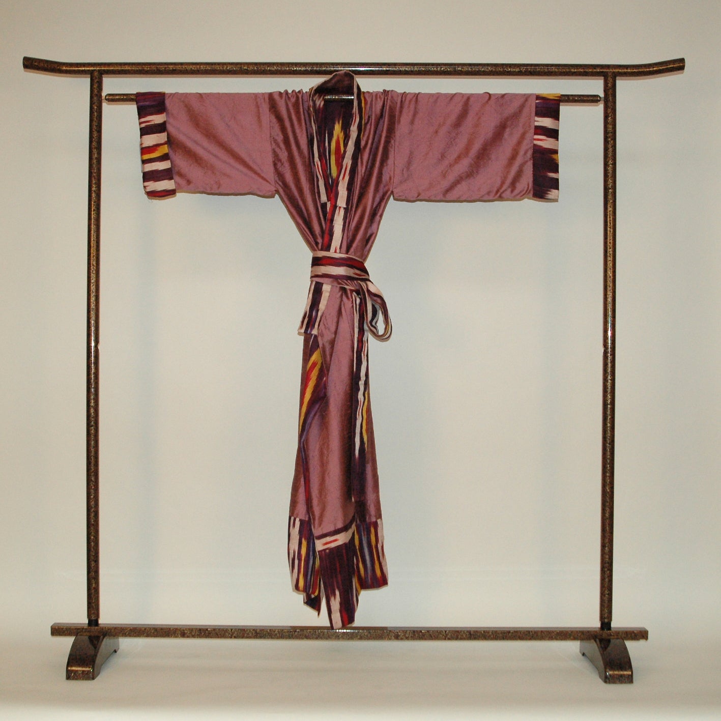 Kimono-Raritaet, handgewebte Ikatseide mit DoupionSeide. Design Gianni Sarto