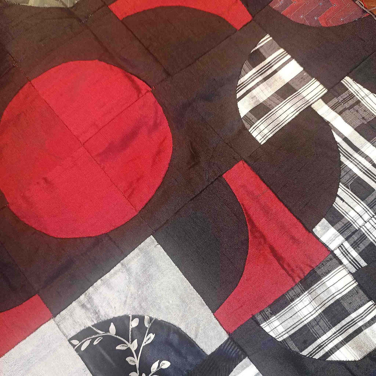 Wunderbare Schwarz-weiße mit Rot kombinierte Patchword-Arbeit in eide. Eine Idee für einen Seiden-Kimono von Design Gianni Sarto