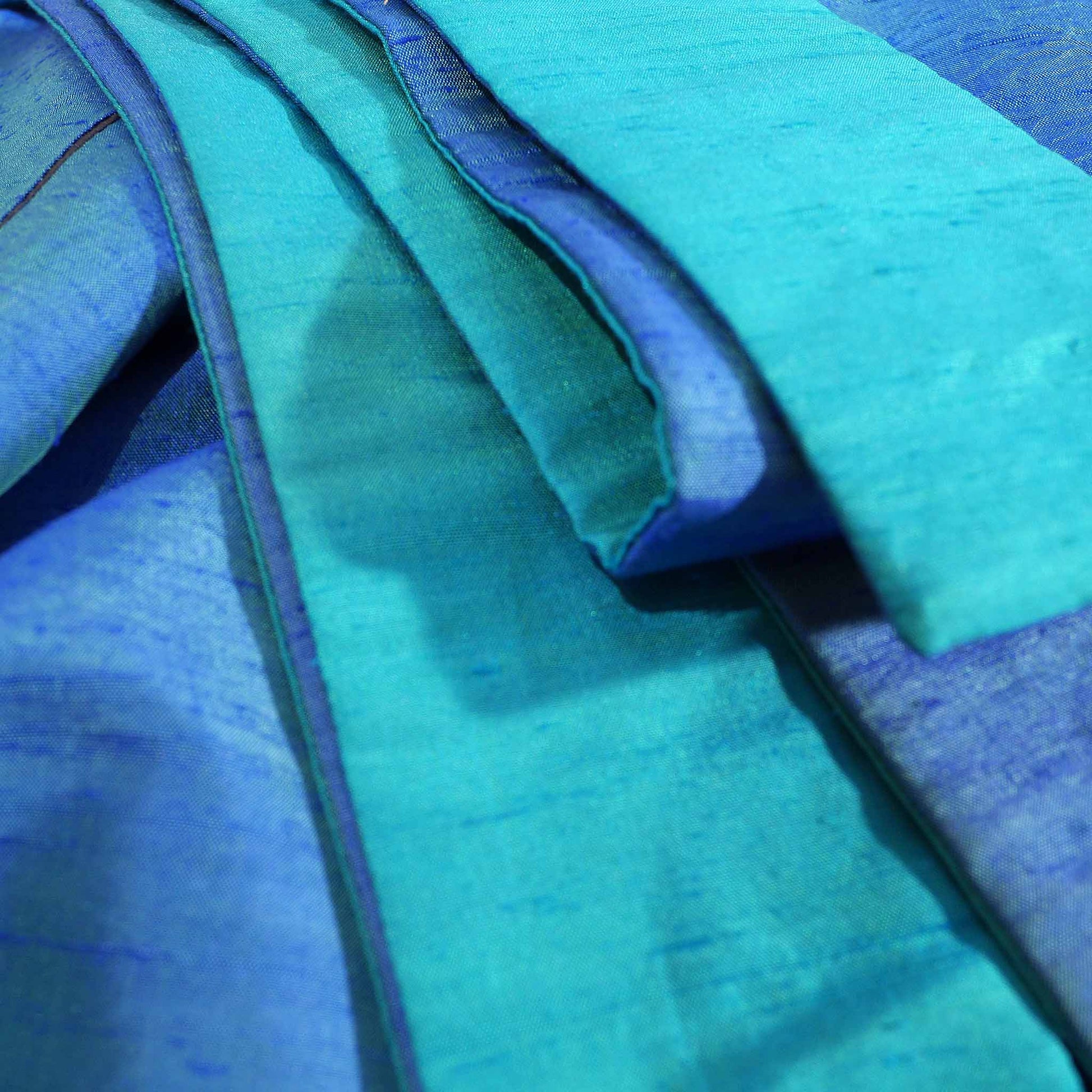 Detail:  Kimono von Design Gianni Sarto, mit den Farben Grün und Blau. 